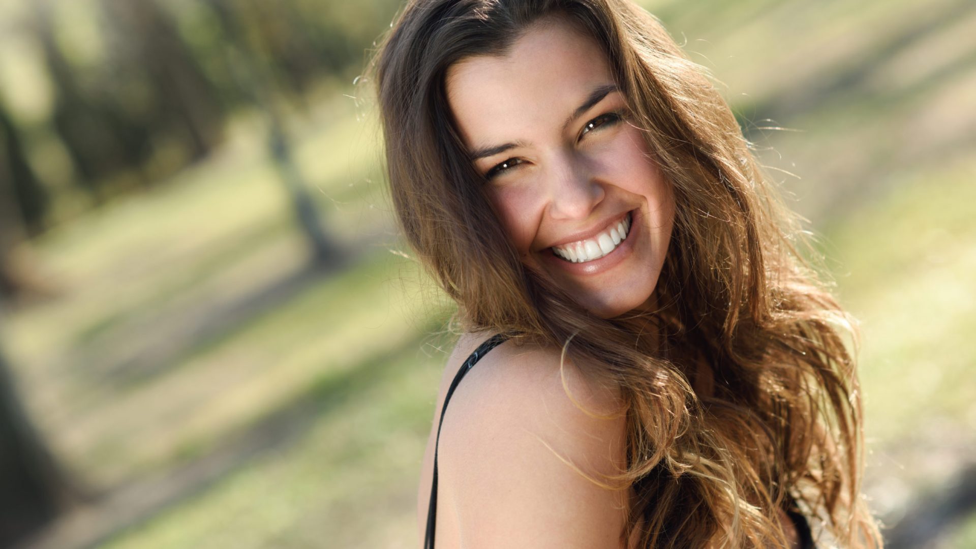 Close-up of a beautiful woman smiling in a urban park